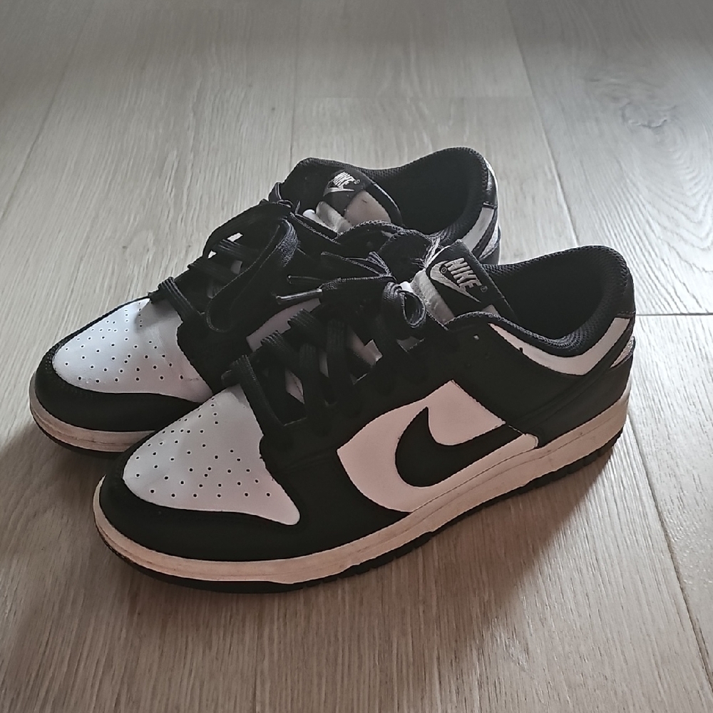 Nike Women’s Black and White Low-Top Sneakers